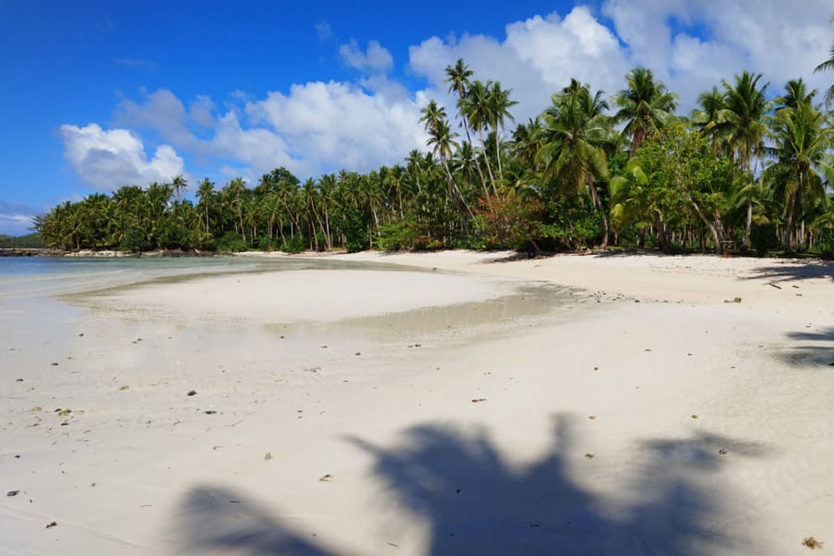 deserted-beach-island-hopping-1
